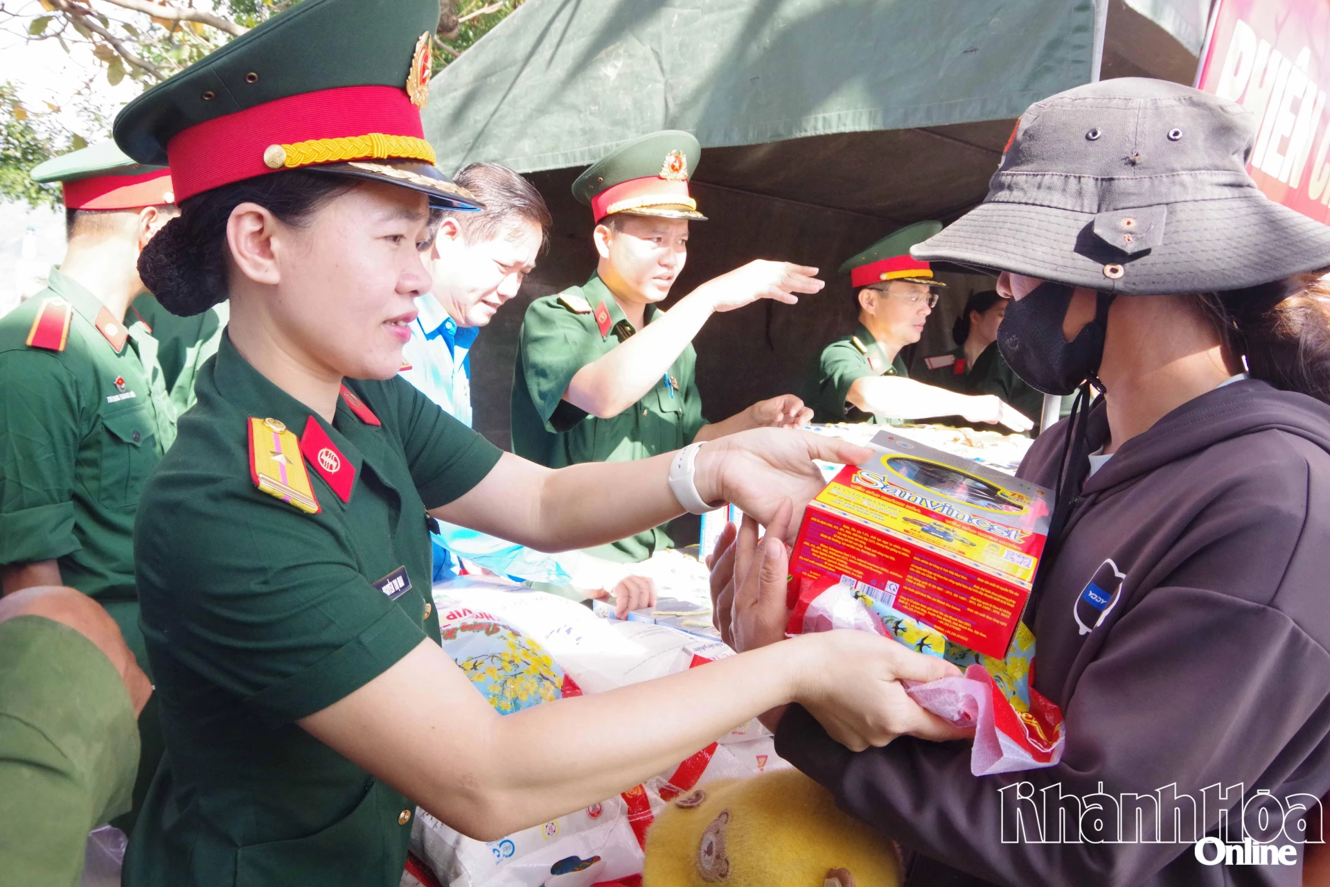 Các phần quà được trao tận tay người dân.