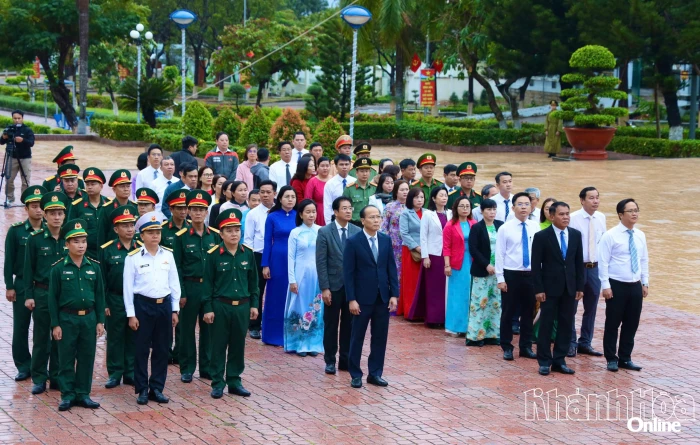 Lãnh đạo tỉnh Khánh Hòa dâng hoa, dâng hương tại Tượng đài Bác Hồ