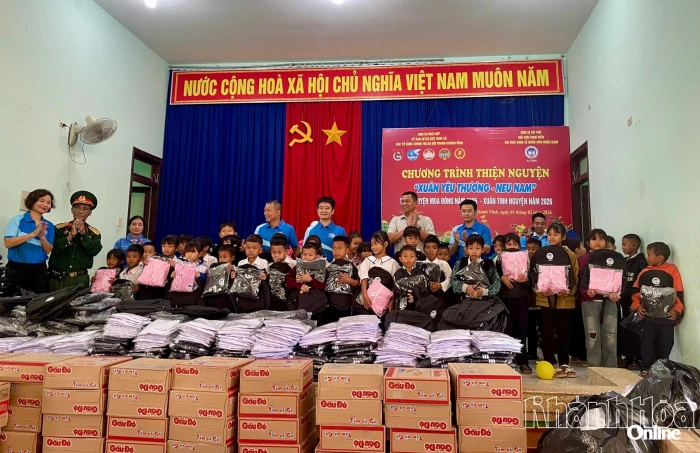 Trao tặng 350 suất quà cho học sinh, người dân có hoàn cảnh khó khăn ở xã Trung Khánh Vĩnh