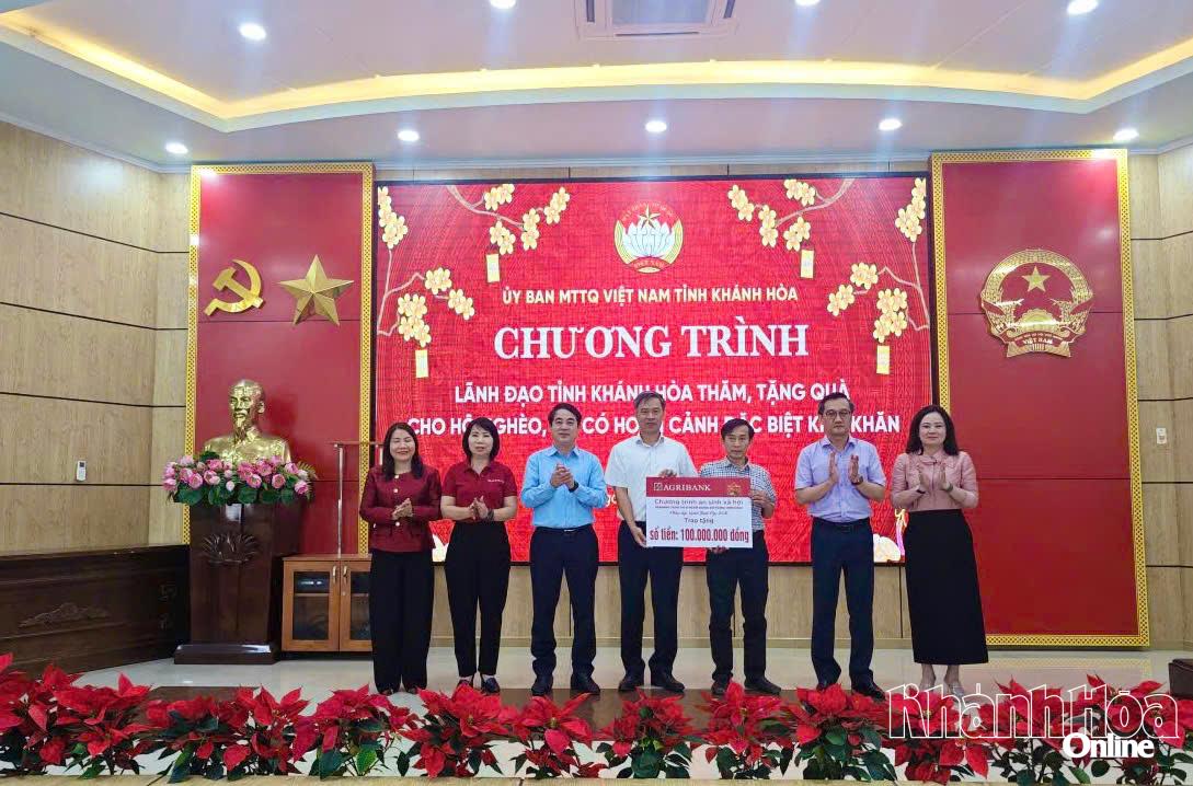Lãnh đạo Agribank Khánh Hòa trao 100 triệu đồng cho người dân có hoàn cảnh khó khăn