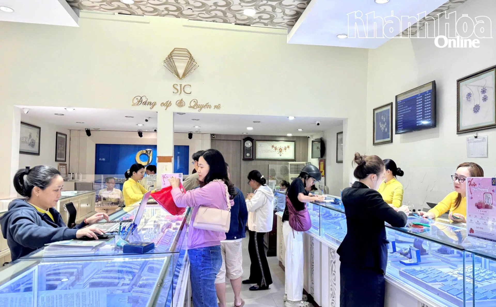 Người dân mua vàng tại Chi nhánh SJC Nha Trang sáng 25-2.