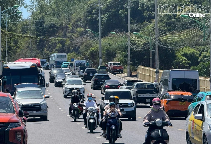 Lưu lượng phương tiện trên tuyến đường Trần Phú tăng cao