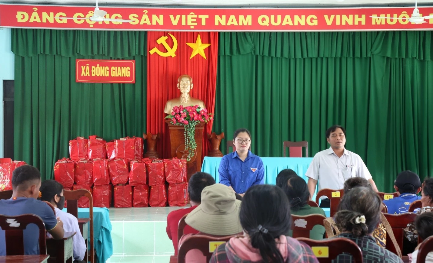 Trao quà Tết trên địa bàn xã Đông Giang thuộc tỉnh Lâm Đồng