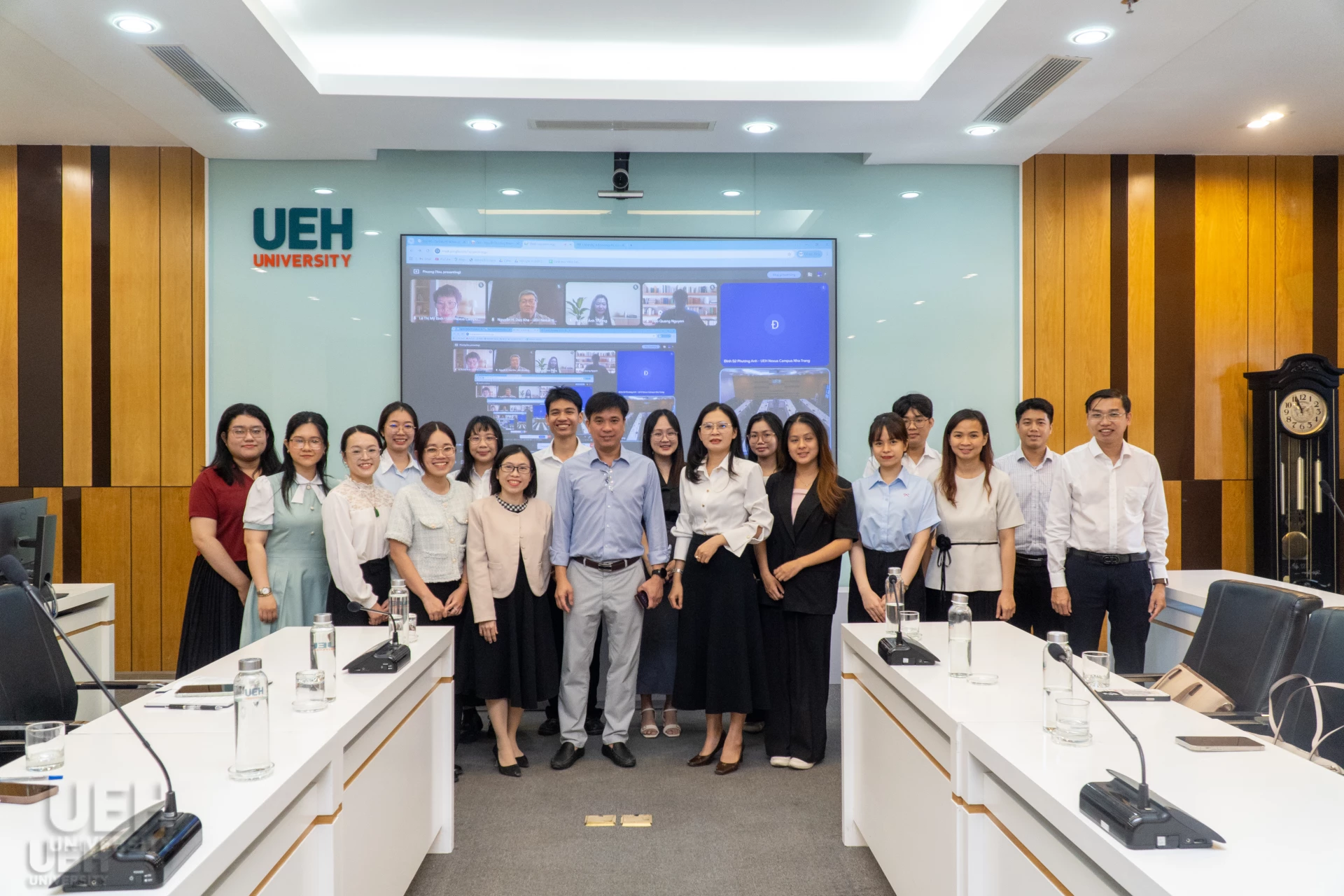 Các nhân sự của UEH Nexus Campus Nha Trang tại buổi trao đổi công việc.