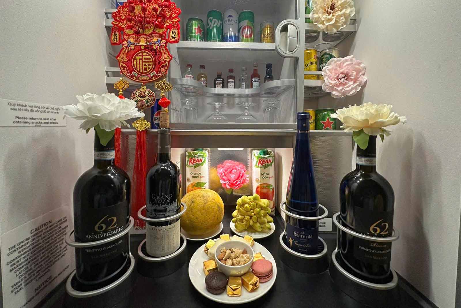 Tiếp viên hàng không Vietnam Airlines mang không khí Tết ấm áp đến hành khách trên chuyến bay xuyên Tết.