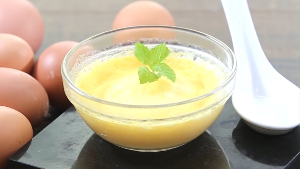 Trứng gà hấp mật ong giúp giảm mệt mỏi, hỗ trợ cải thiện suy nhược nhẹ.