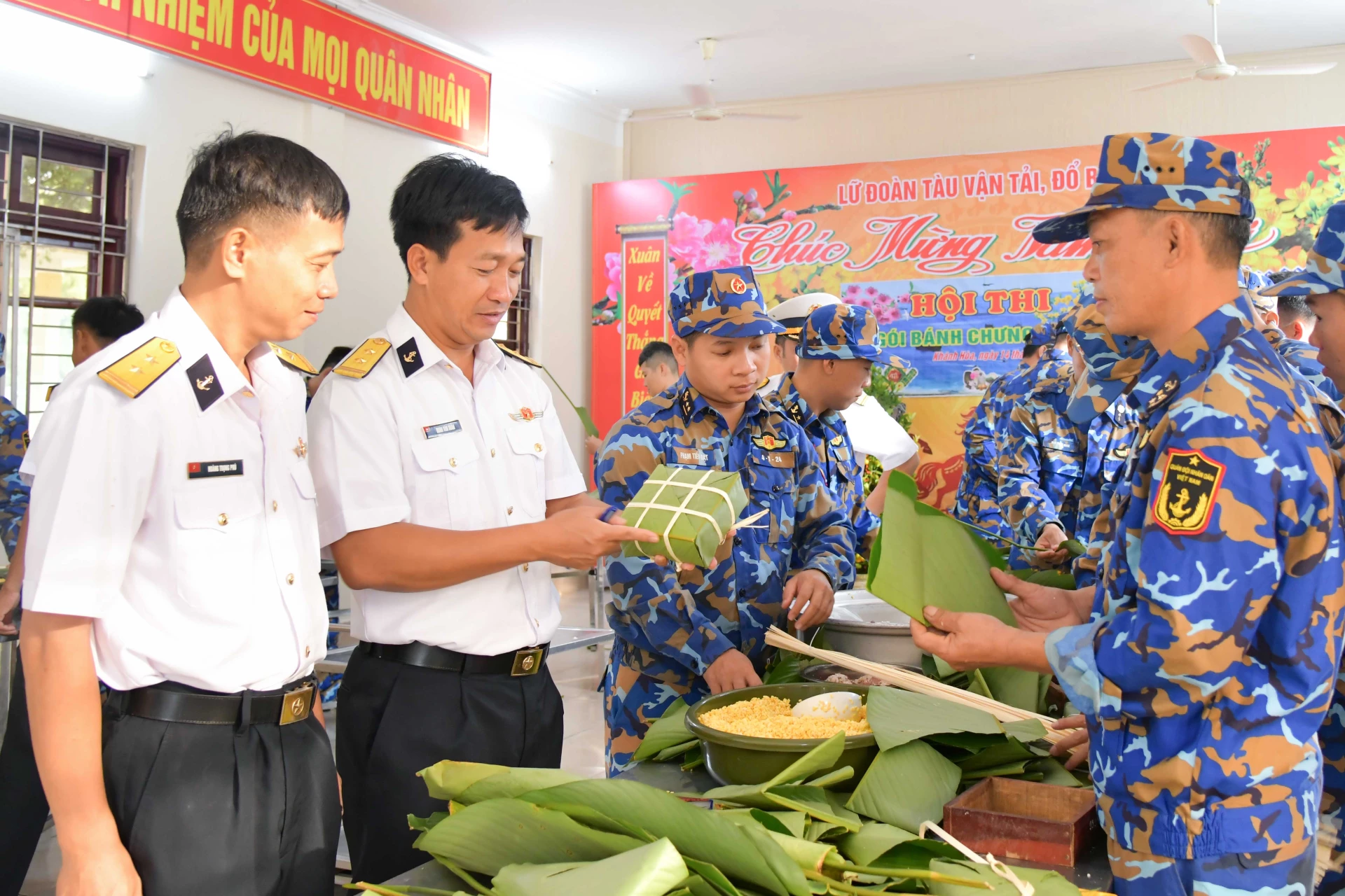 Các đội thi tài gói bánh.