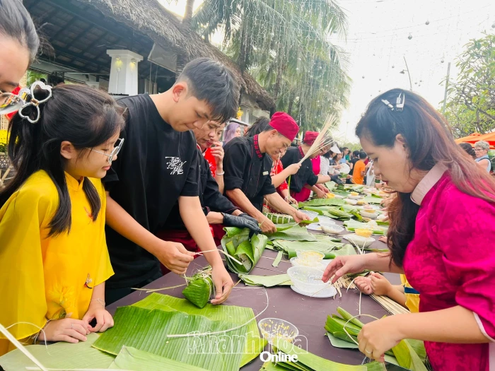 Đến Champa Island Nha Trang “ Gói bánh tét - Trở về Tết xưa”