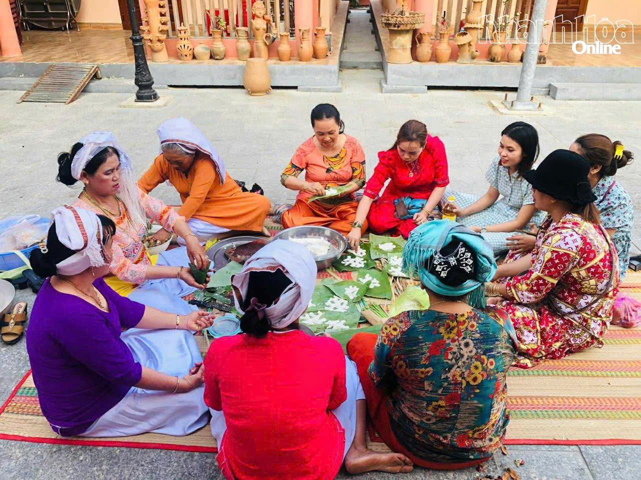 Phụ nữ Chăm làng Thành Tín, xã Ninh Phước nặn bánh Ginraong laya