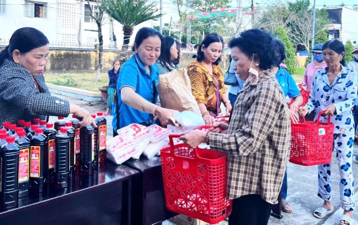 Hội Liên hiệp Phụ nữ xã Vạn Ninh tổ chức chợ Tết 0 đồng