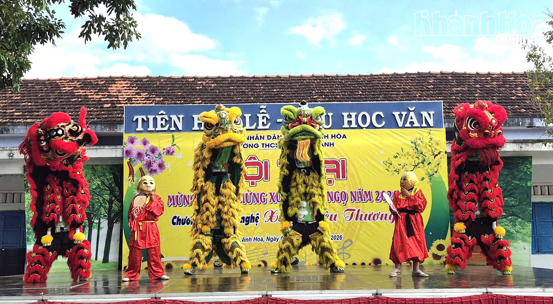 Tiết mục máu lân tại hội trại