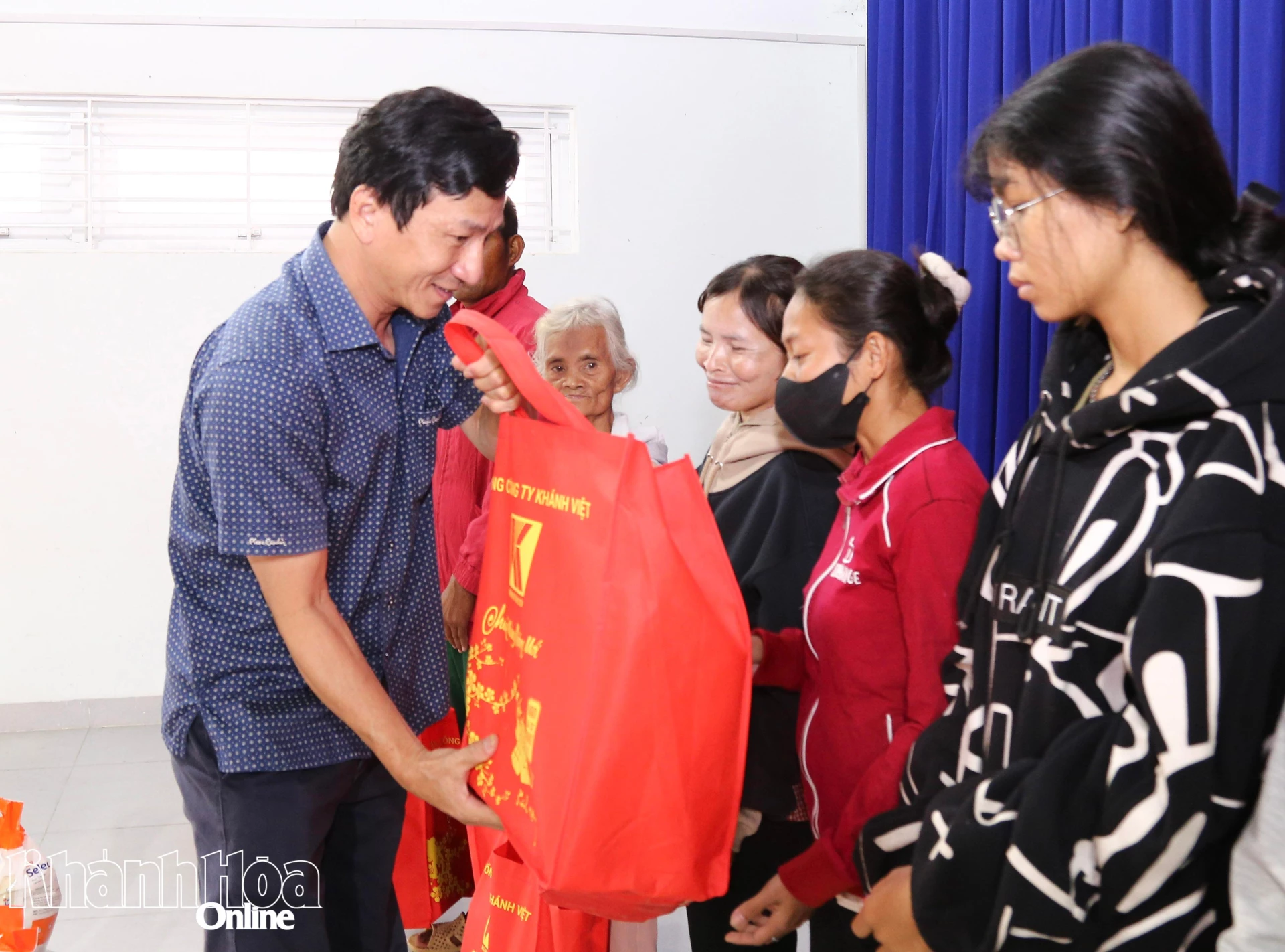 Ông Nguyễn Việt Thắng – Giám đốc Công ty Bất động sản Khatoco trao quà cho người dân có hoàn cảnh khó khăn xã Suối Dầu