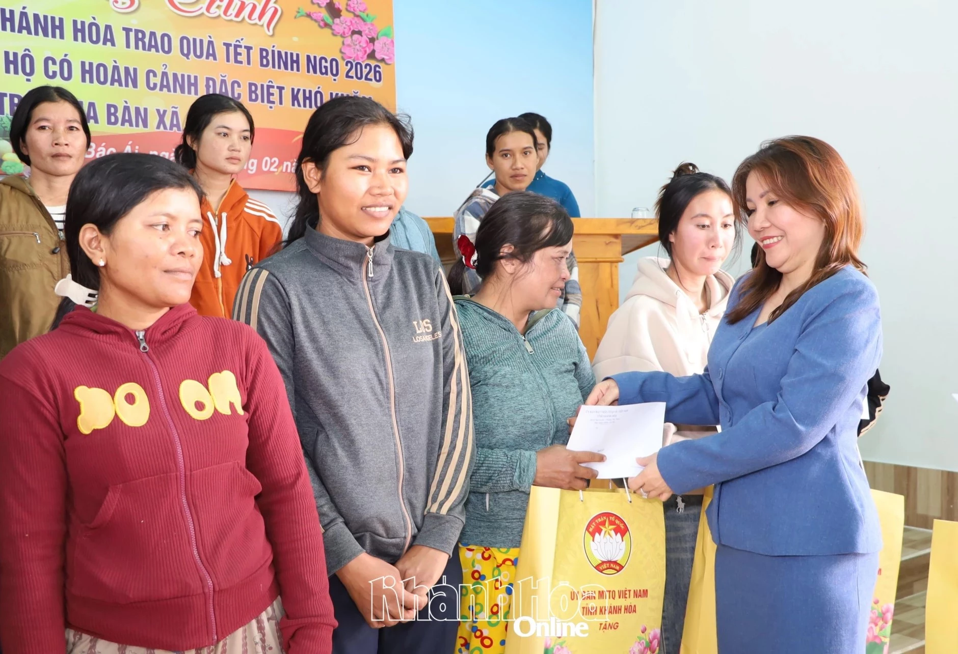 Đồng chí Trần Thị Tú Viên trao quà cho người dân.