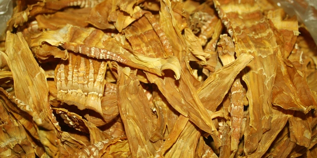 Măng khô sau khi luộc hoặc ngâm nước ấm (nước nóng) nếu dùng không hết bạn có thể cho vào hộp, túi zipper để vào ngăn mát tủ lạnh dùng được trong 1 - 2 ngày.