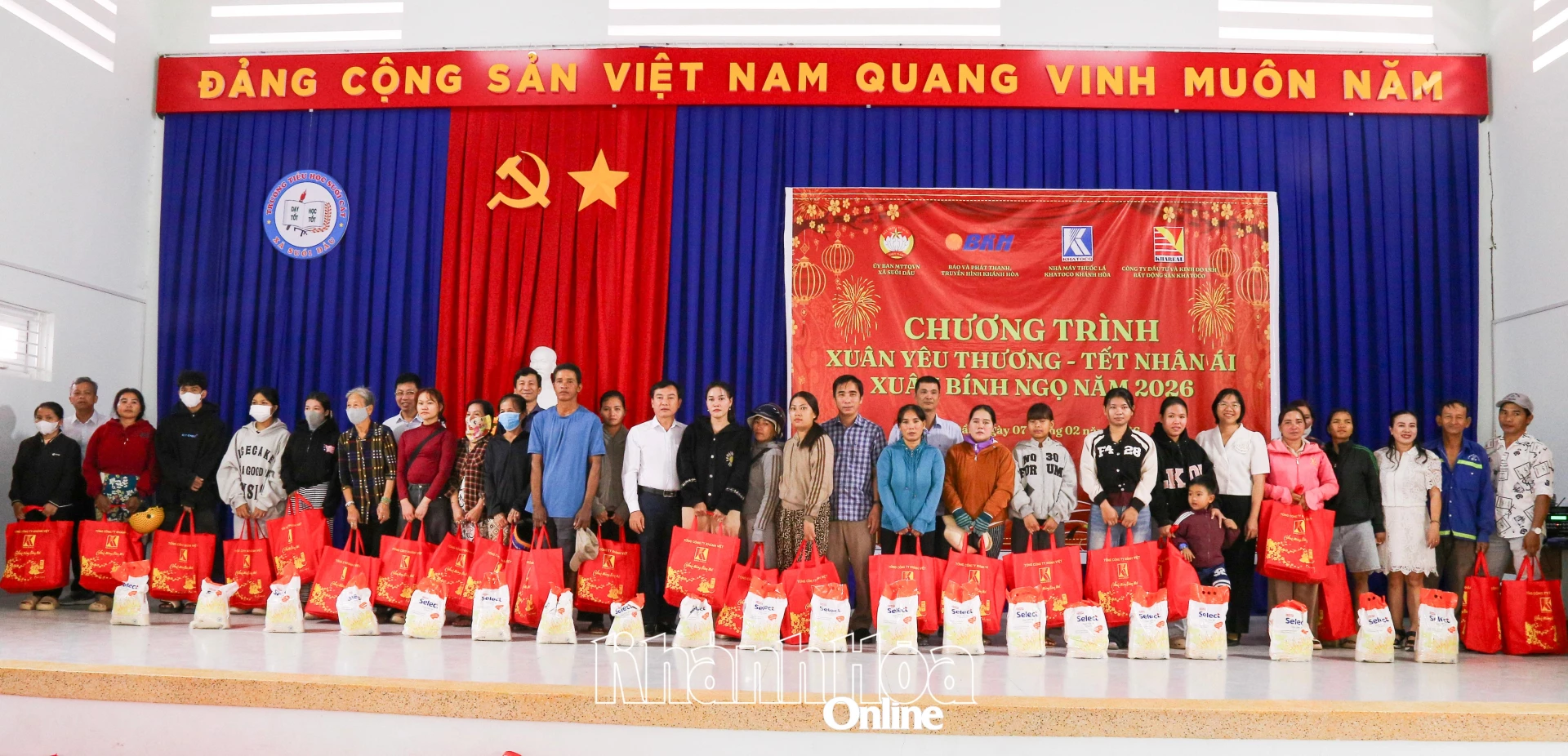 Đại diện Lãnh đạo Nhà máy Thuốc lá Khatoco Khánh Hòa và các đơn vị trao quà cho người dân có hoàn cảnh khó khăn xã Suối Dầu