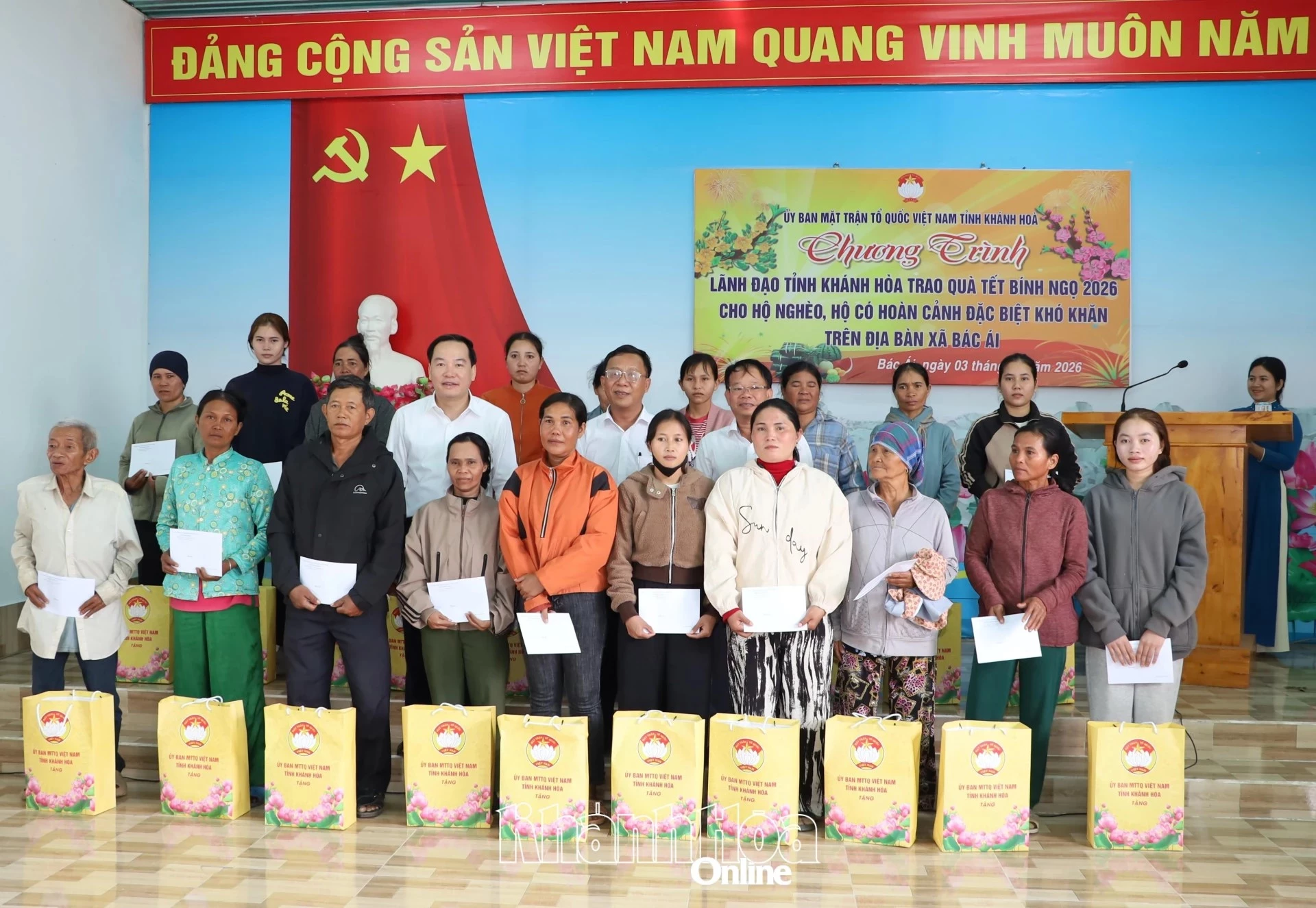 5 Đồng chí Hồ Xuân Trường cùng lãnh đạo địa phương tặng quà cho người dân xã Bác Ái.