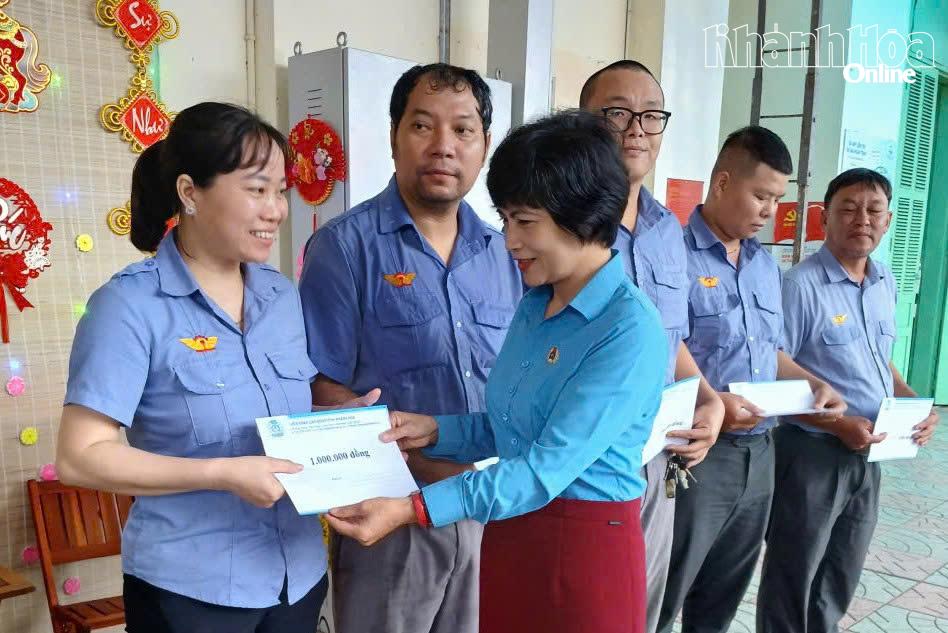 Lãnh đạo Liên đoàn Lao động tỉnh trao quà Tết cho người lao động Chi nhánh Tổng Công ty Đường sắt Việt Nam - Khai thác Đường sắt Phú Khánh.