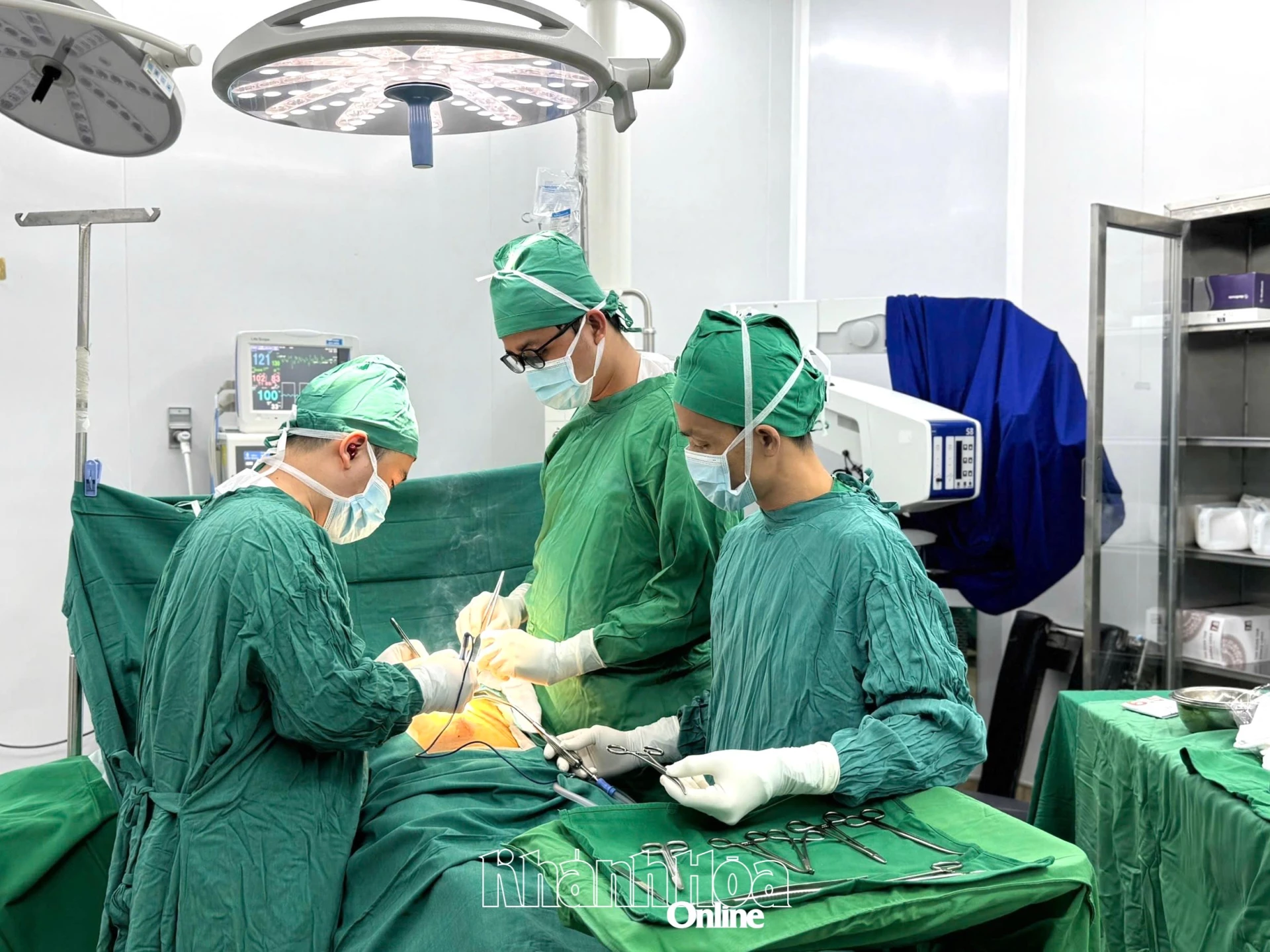 Các bác sĩ Bệnh viện Đa khoa Khánh Hòa thực hiện ca phẫu thuật.