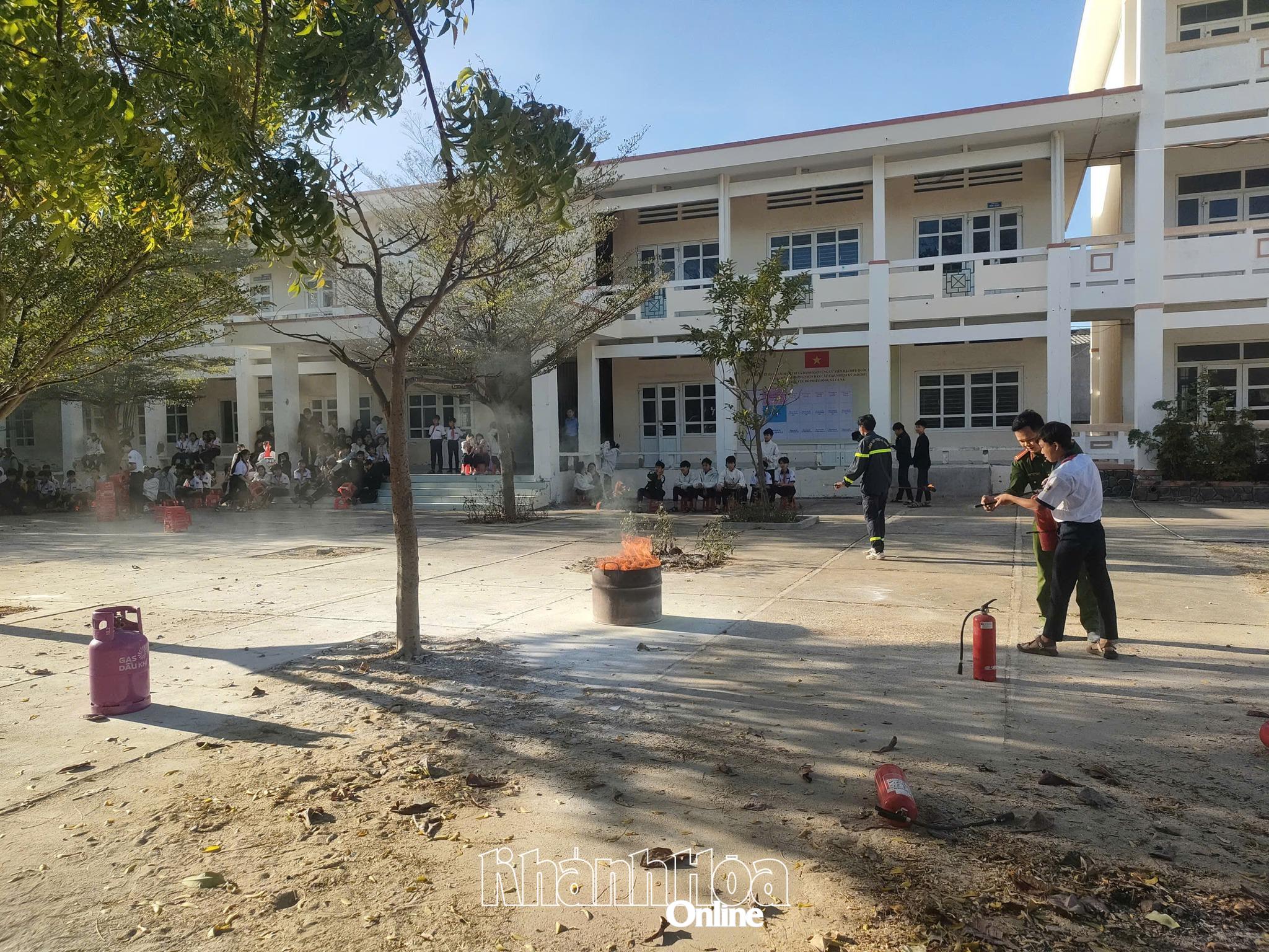 Hướng dẫn các em học sinh kỹ năng về phòng cháy, chữa cháy.