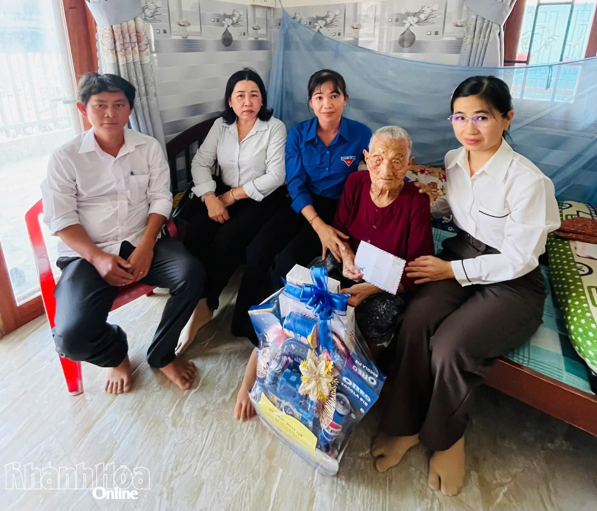 Các đoàn thể xã Ninh Hải thăm, tặng quà cho mẹ Việt Nam anh hùng Nguyễn Thị Thiều.