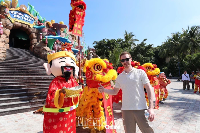 Rộn ràng chờ đón khách du xuân