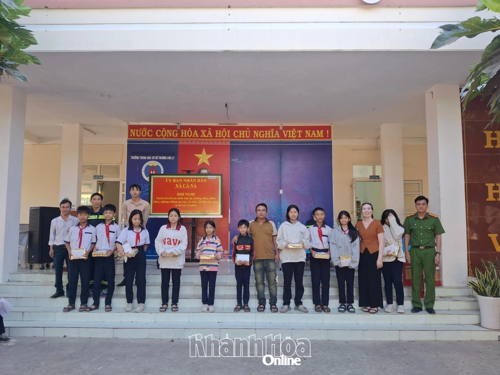 Ban tổ chức tặng quà cho các em học sinh có hoàn cảnh khó khăn vươn lên trong học tập.