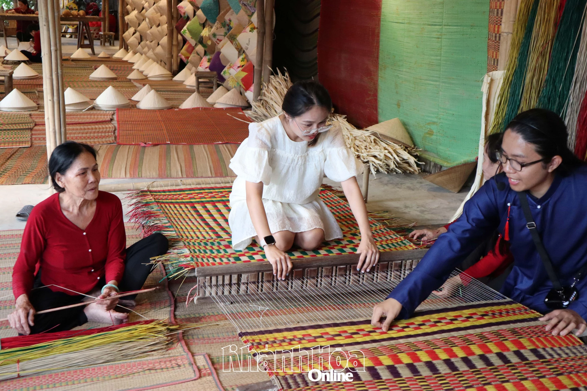Nữ du khách Thái Lan tìm hiểu nghề dệt chiếu ở Làng nghề Nha Trang Xưa.