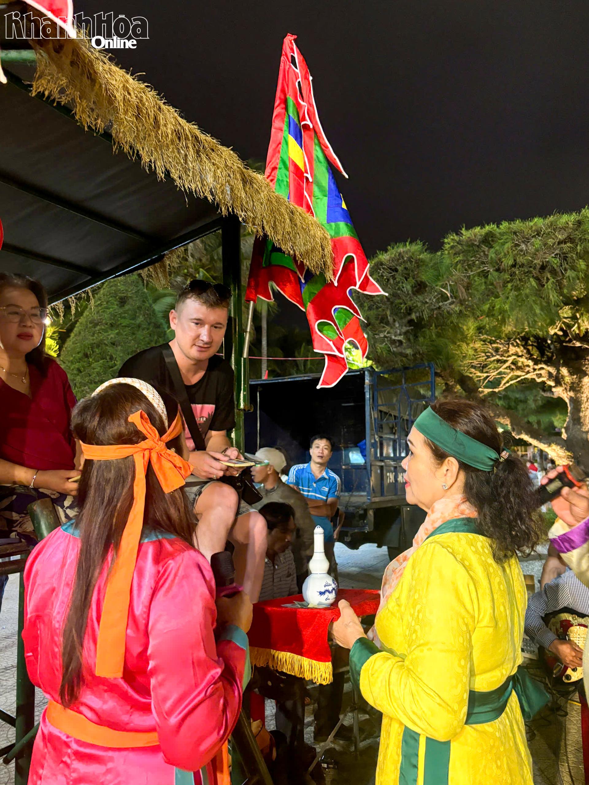 Du khách tham gia hội bài chòi xuân Bính Ngọ 2026.