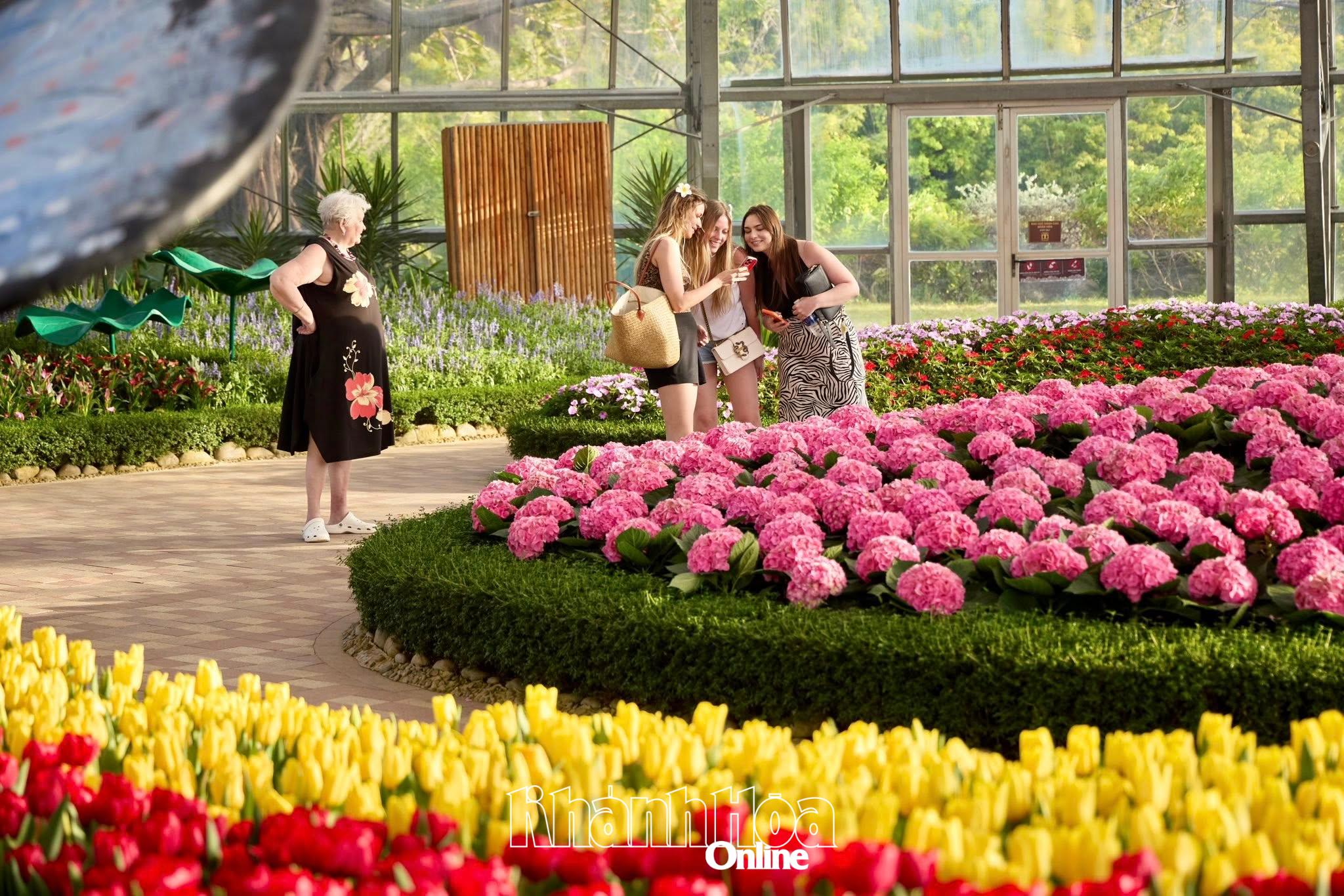 Vườn hoa rực rỡ sắc màu ở VinWonders Nha Trang.