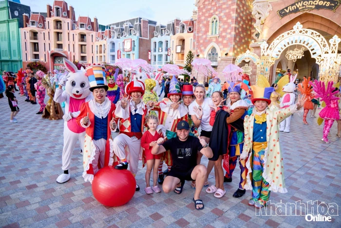 Khách du lịch đổ về Khánh Hòa du xuân