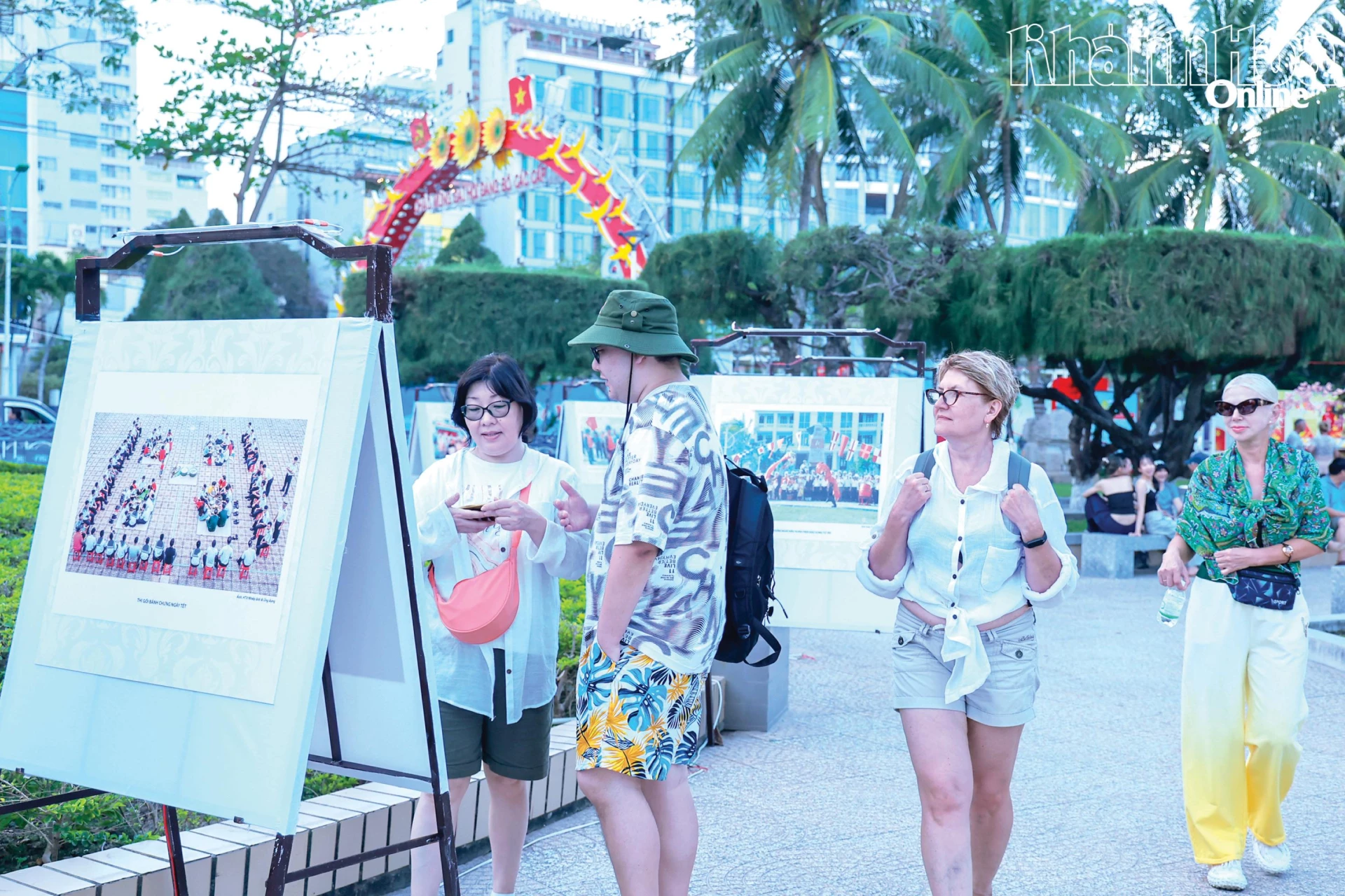 Du khách nước ngoài xem triển lãm ảnh “Sắc xuân đất nước” do Trung tâm Văn hóa tỉnh thực hiện.

