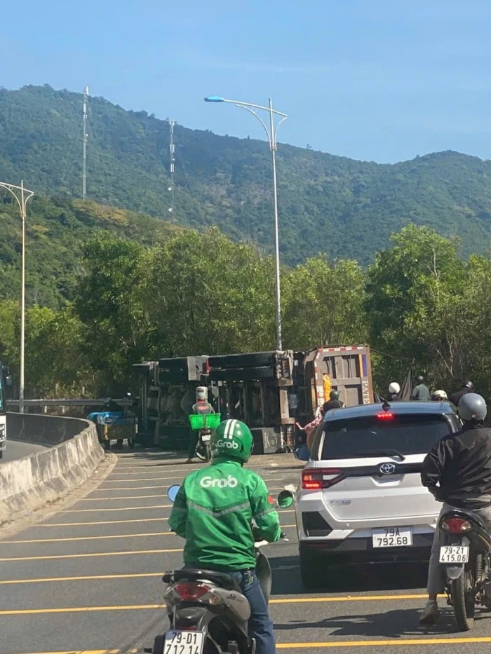 Xe tải lật gây tắc nghẽn giao thông tại đèo Cù Hin