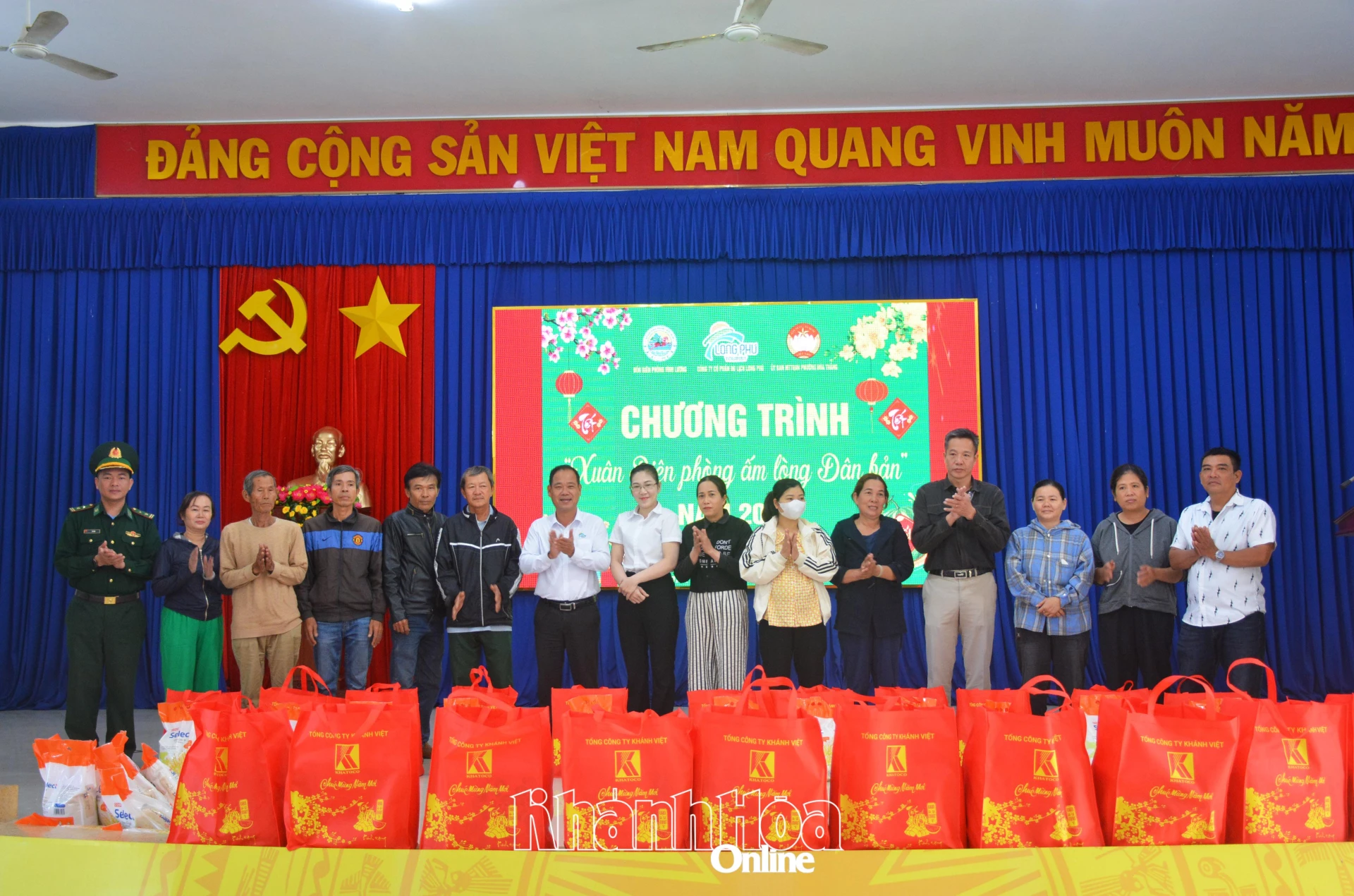Lãnh đạo Công ty CP Du lịch Long Phú trao quà cho người dân có hoàn cảnh khó khăn phường Nha Trang
