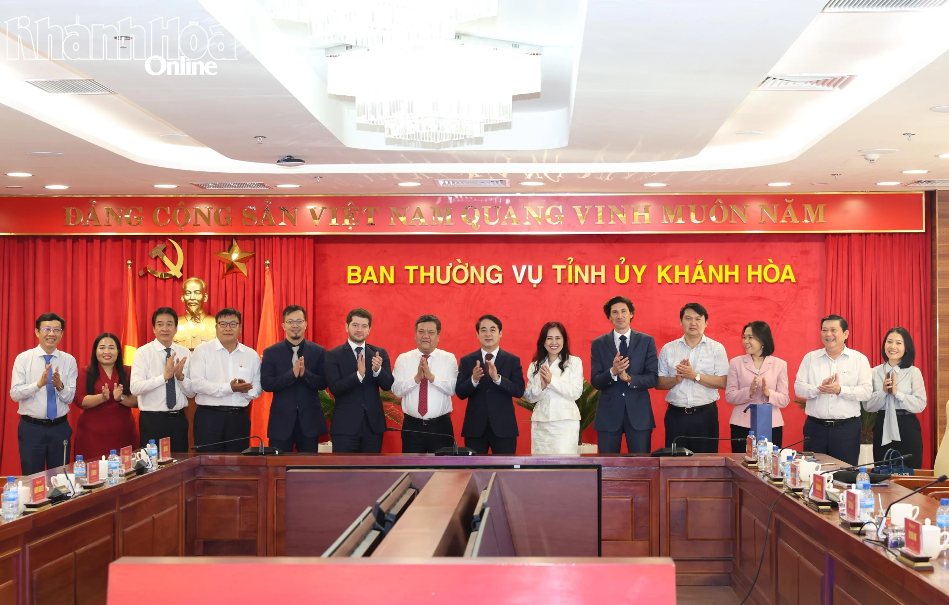
Ban Thường vụ Tỉnh ủy chụp ảnh lưu niệm với đơn vị tư vấn và đại diện tập đoàn Vingroup
