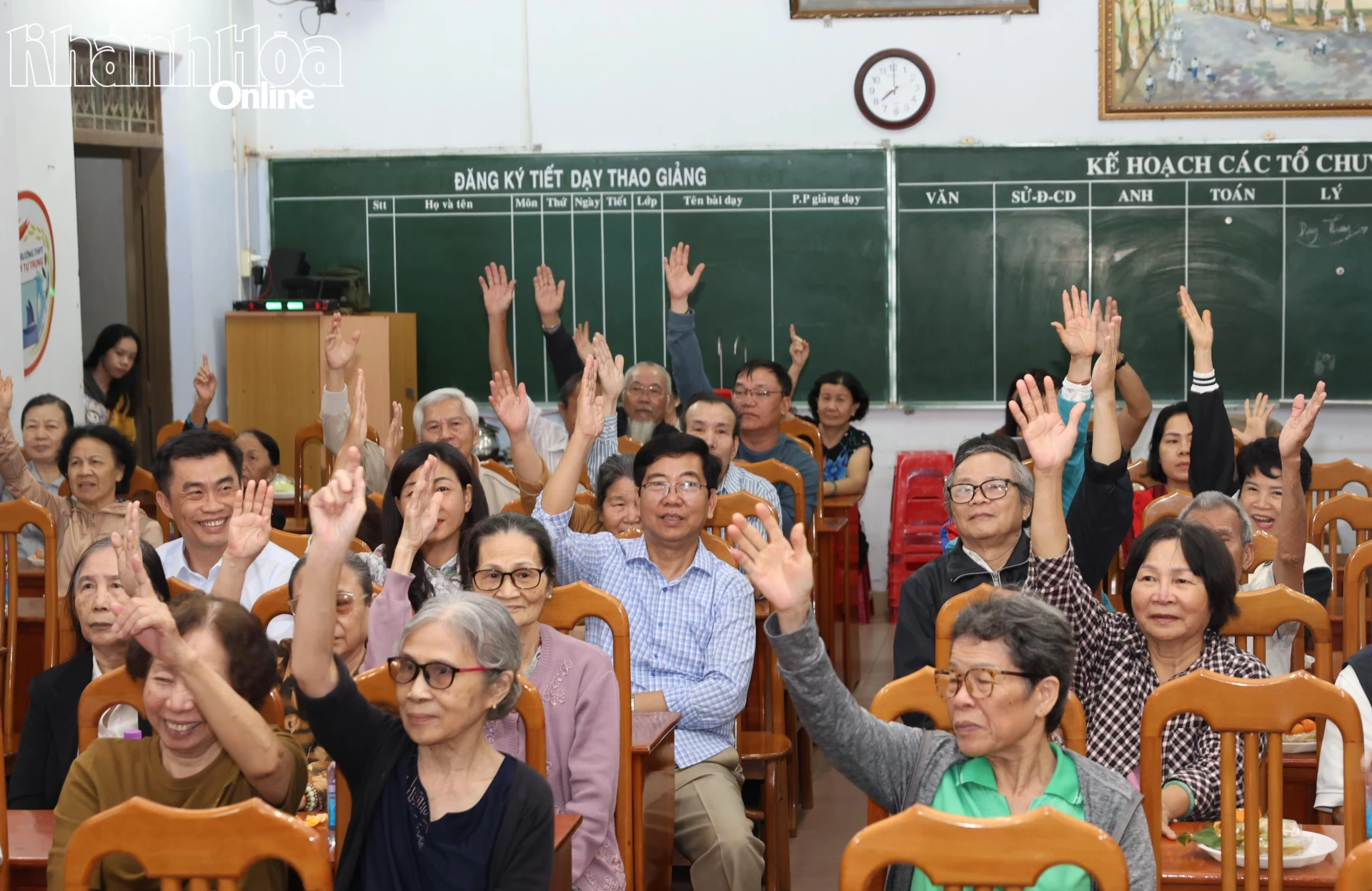 Cử tri biểu quyết nhất trí giới thiệu 4 đồng chí trong danh sách tham gia ứng cử đại biểu HĐND các cấp, nhiệm kỳ 2026 - 2031.