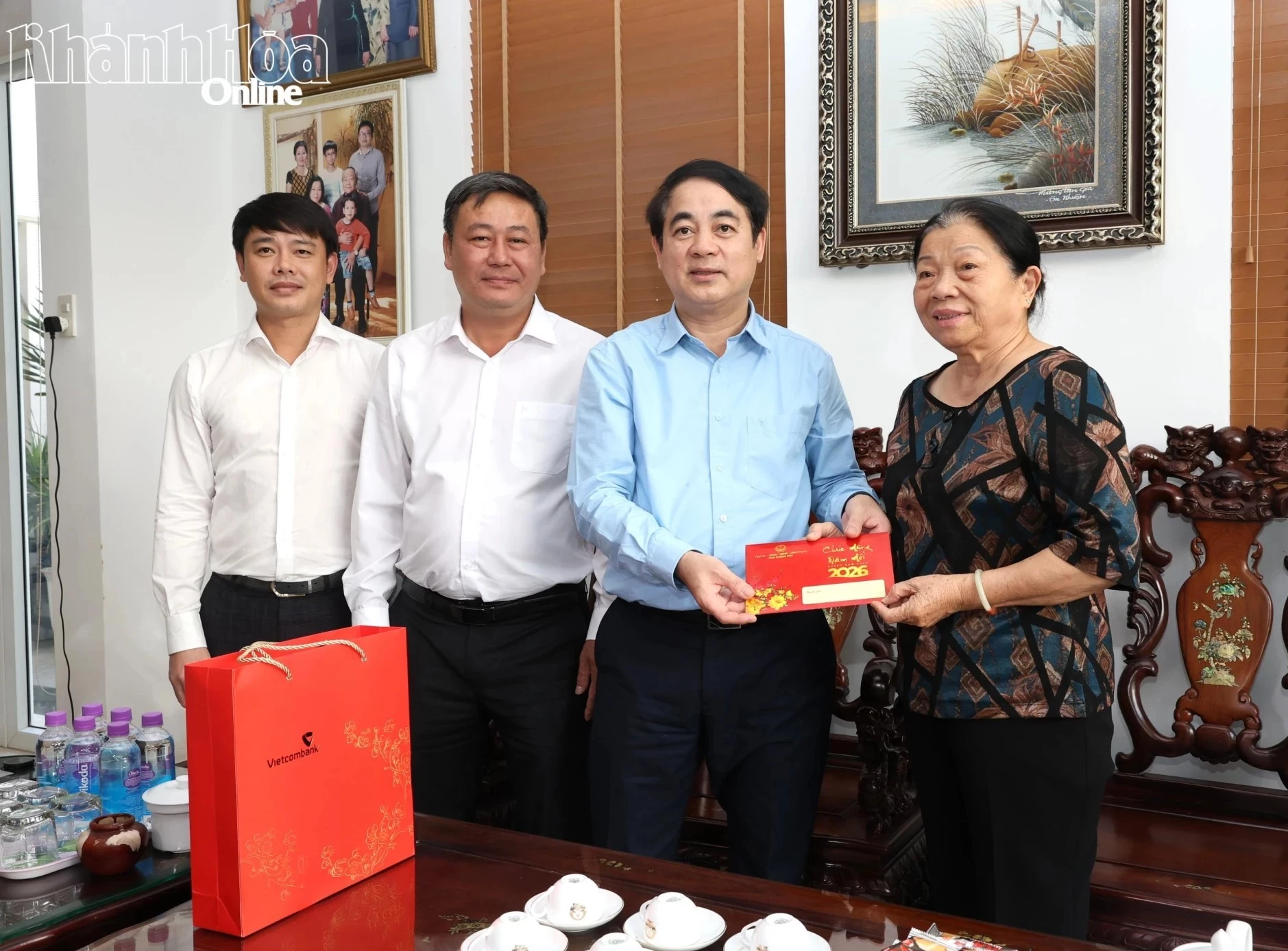 Bí thư Tỉnh ủy Nghiêm Xuân Thành tặng quà cho gia đình đồng chí Nguyễn Văn Tự.