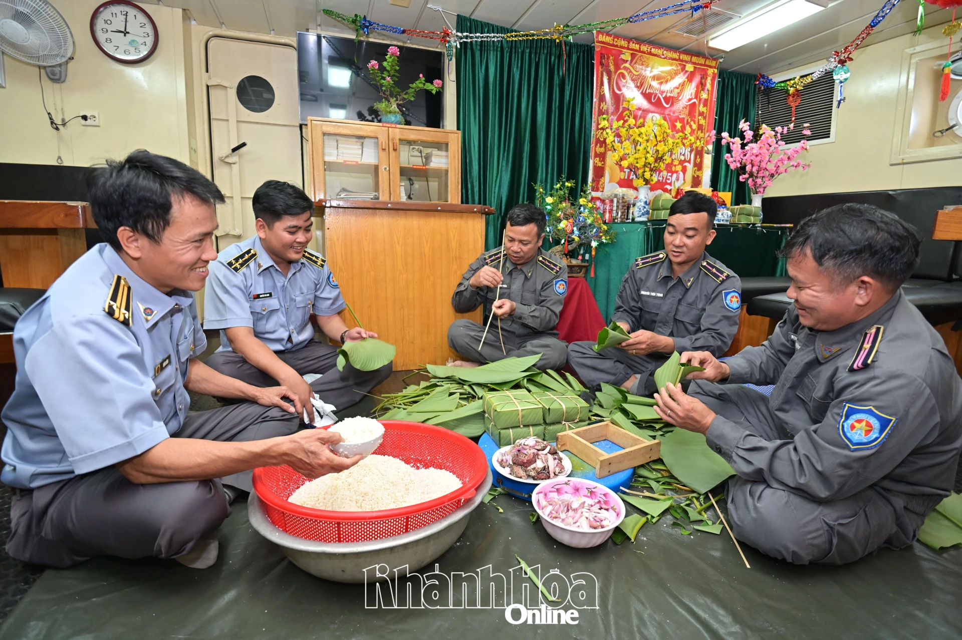 Cán bộ, nhân viên tàu KN475 gói bánh chưng đón Tết.