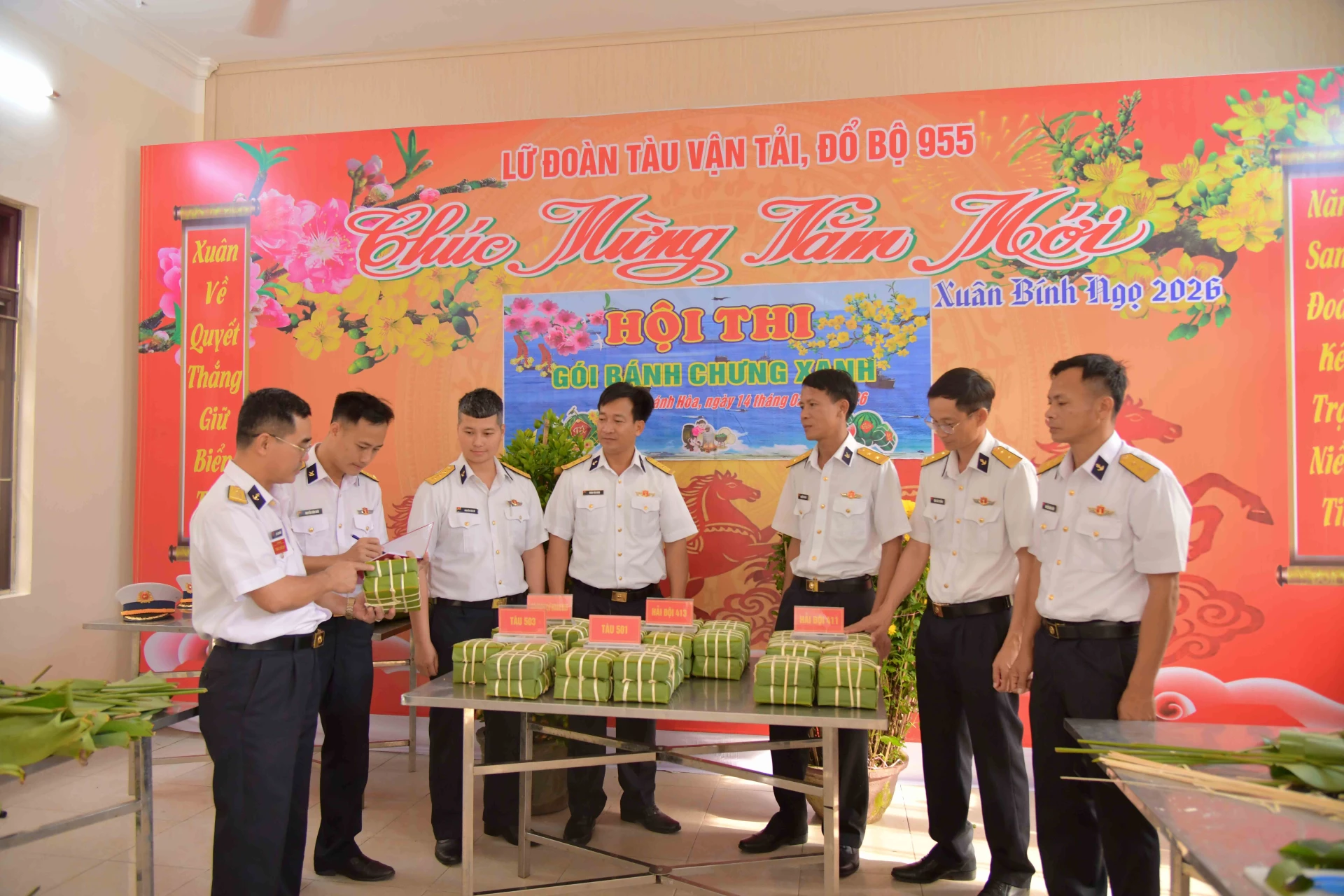 Ban giám khảo chấm điểm sản phẩm của các đội.