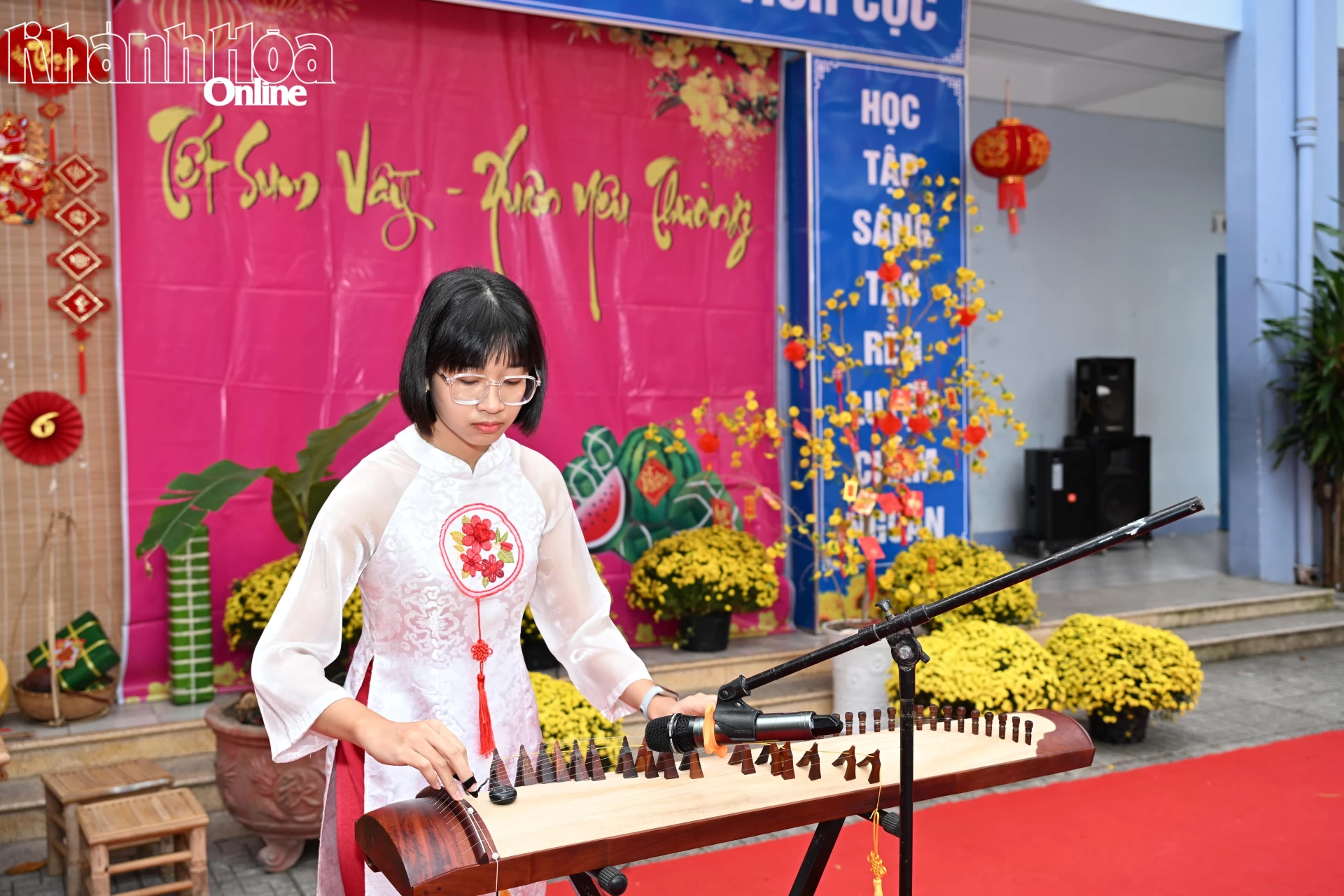 Cô giáo Cát Uyên biểu diễn đàn tranh.