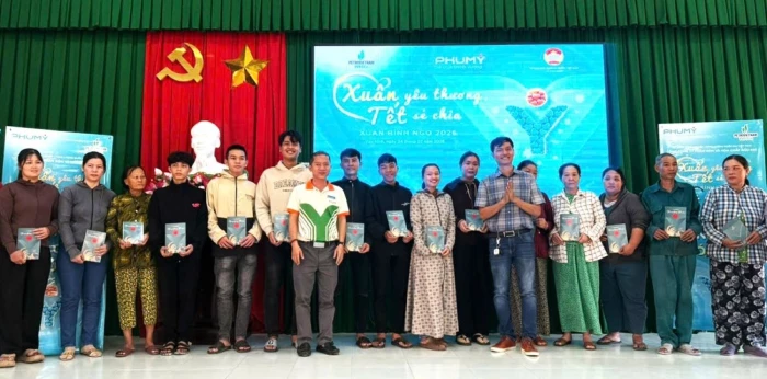 Tặng 100 suất quà Tết cho người dân xã Vạn Ninh