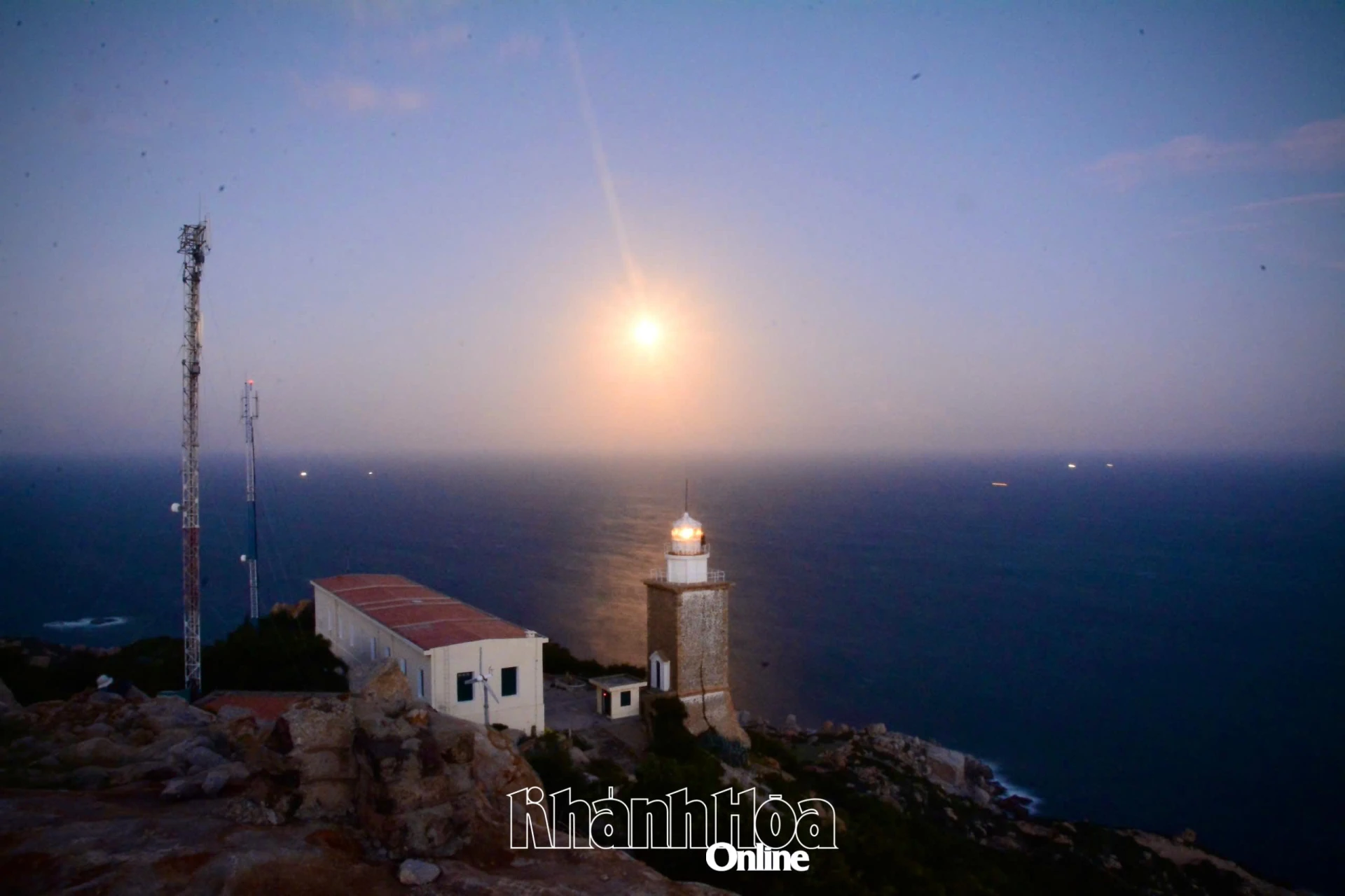 Ngọn đèn ở Trạm hải đăng Mũi Dinh chớp sáng đều đặn để dẫn lối tàu bè hàng hải trên luồng Mũi Dinh được an toàn.