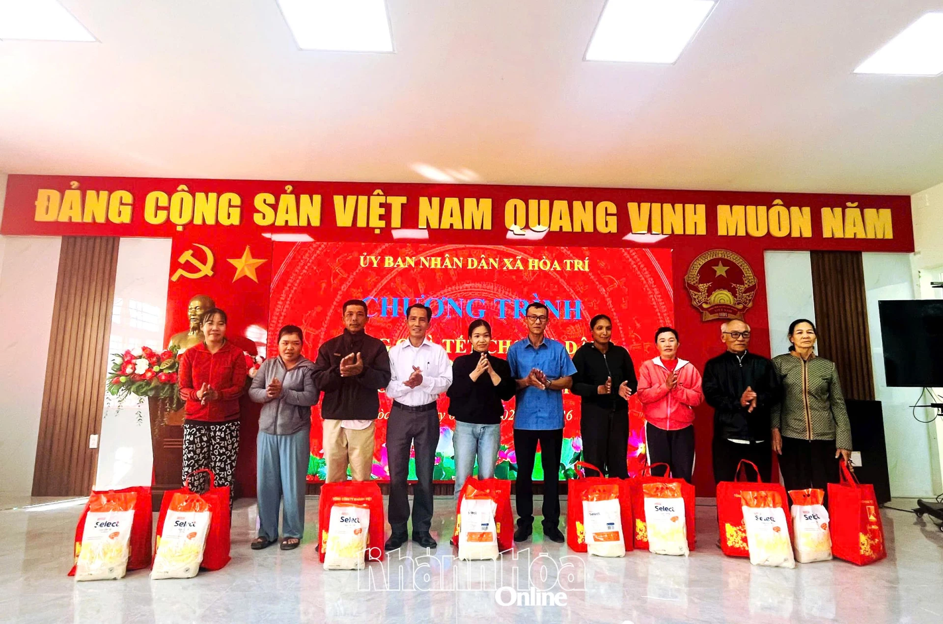 Đại diện Công ty Kinh doanh Đà điểu – Cá sấu Khatoco trao quà cho người dân có hoàn cảnh khó khăn xã Hòa Trí