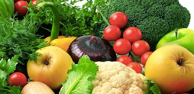 Nên chú ý bổ sung đủ rau củ quả cho trẻ trong các bữa ăn ngày Tết.