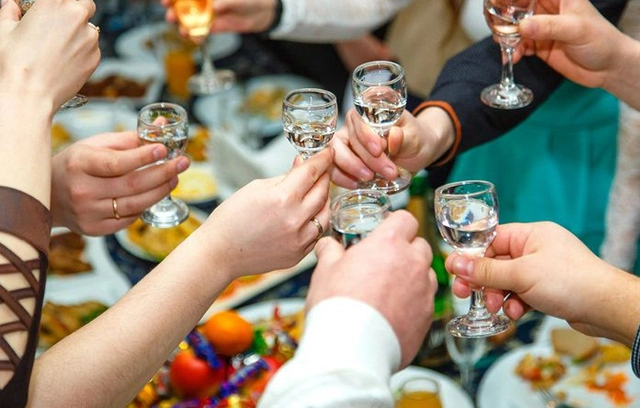 5 loại đồ uống tốt nhất giảm bớt cảm giác nôn nao say rượu bia dịp Tết