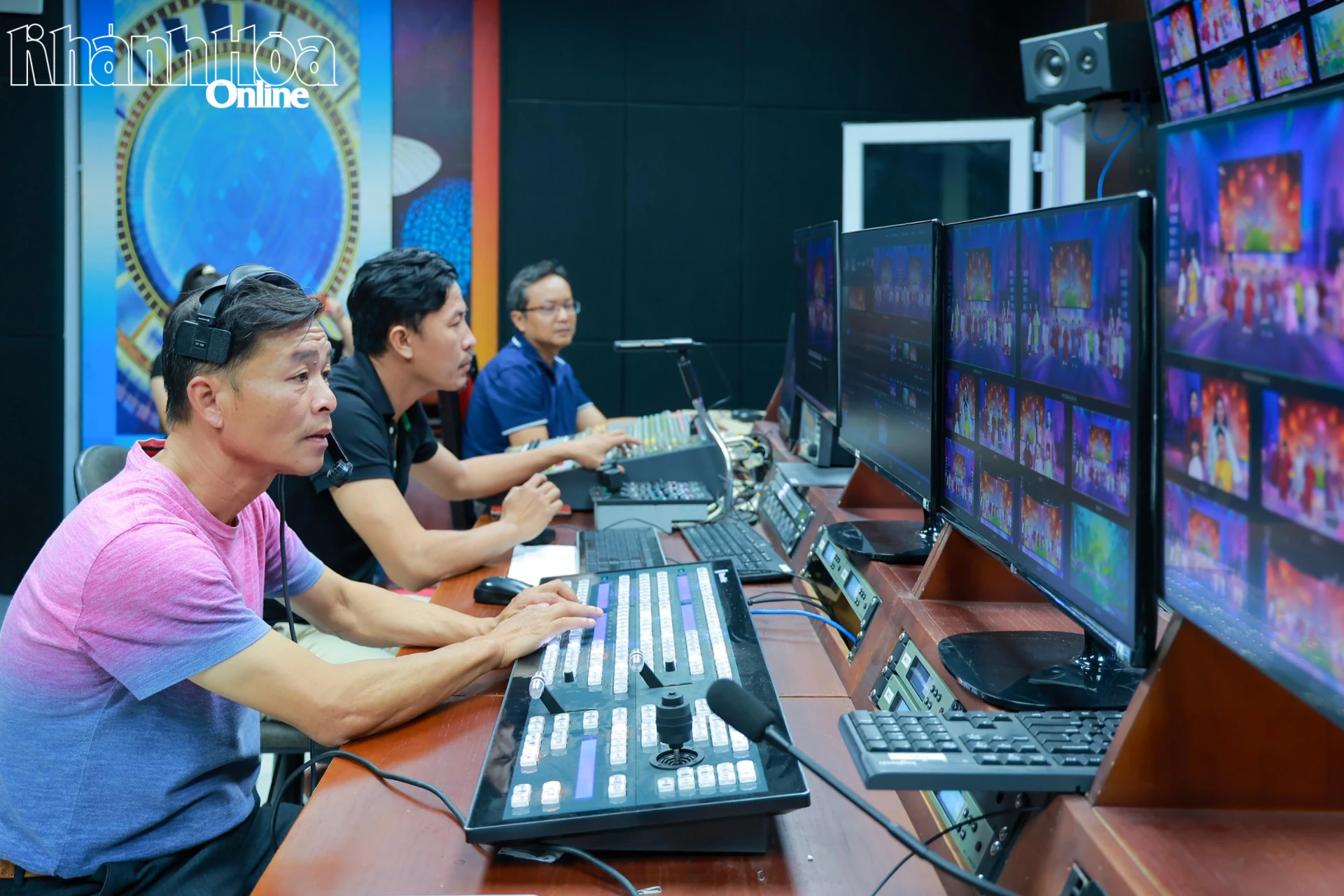 Đạo diễn, kỹ thuật viên của Báo và Phát thanh, Truyền hình trong một buổi ghi hình chương trình Tết.