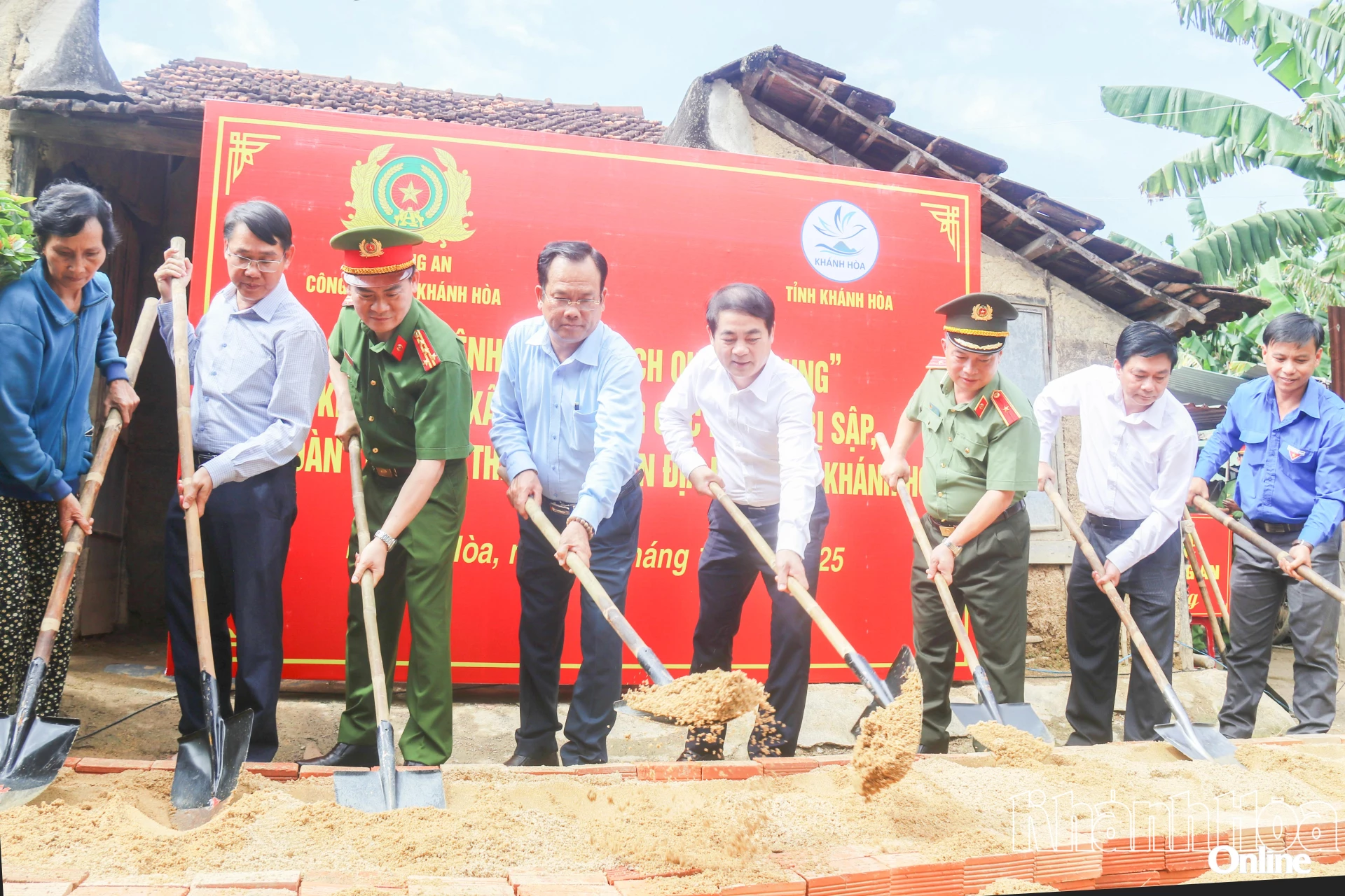 Căn nhà của bà Nguyễn Thị Mỹ Châu (thôn Tây 4, xã Diên Điền) là căn nhà đầu tiên được khởi công trong Chiến dịch Quang Trung của tỉnh Khánh Hòa. Đồng chí Nghiêm Xuân Thành - Ủy viên Trung ương Đảng, Bí thư Tỉnh ủy đã có mặt động viên gia đình và khởi công công trình. Đây cũng là căn nhà do Công an tỉnh tài trợ kinh phí cùng với ngày công của cán bộ, chiến sĩ. Ảnh: THÀNH LONG