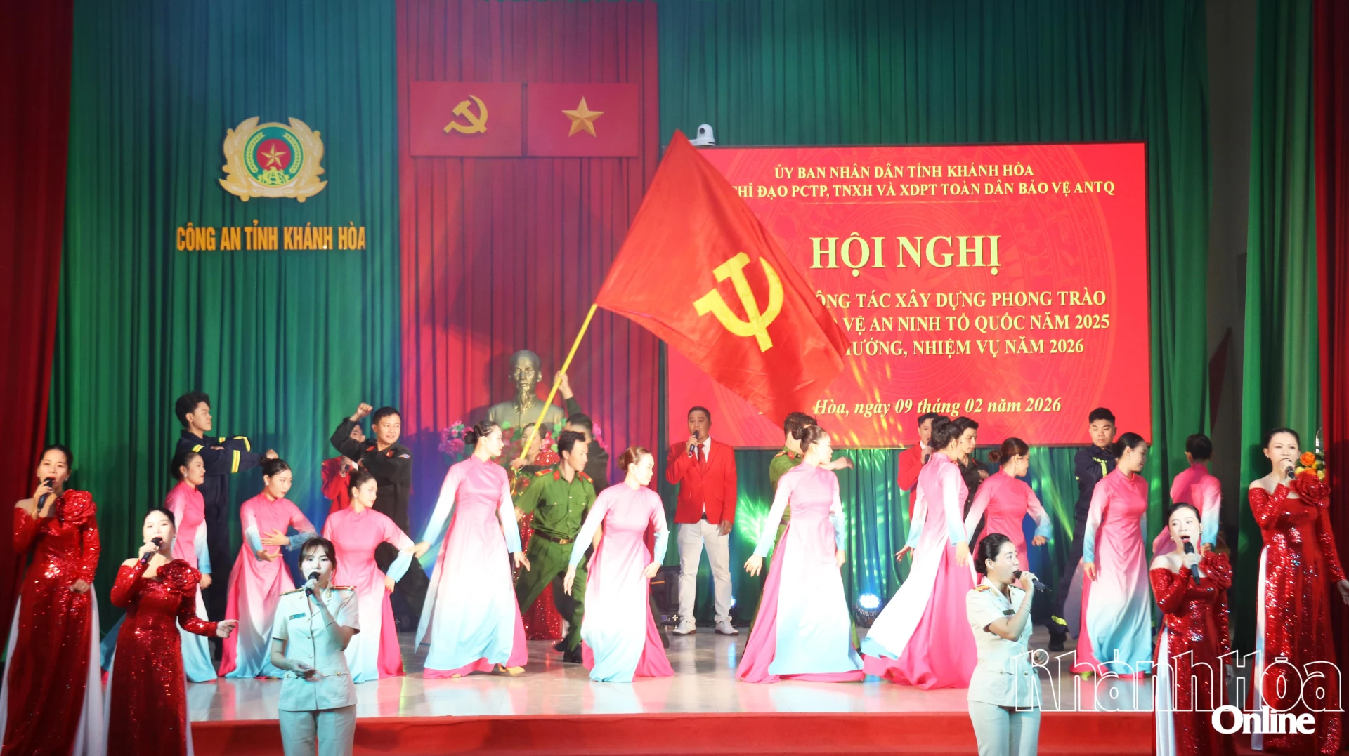 Biểu diễn văn nghệ chào mừng hội nghị.