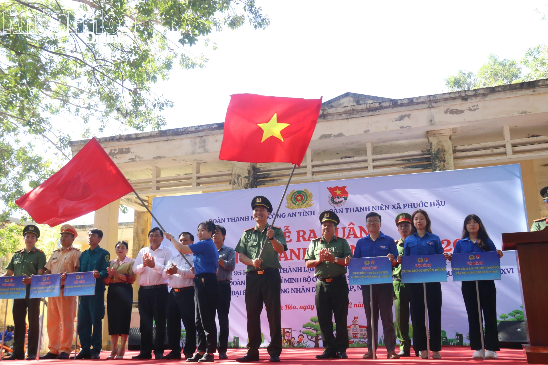 Thiếu tá Nguyễn Duy Hưng và đồng chí Đàm Thị Thùy Trang - Bí thư Đoàn Thanh niên xã Phước Hậu đã cùng phất cao ngọn cờ phát động Tháng Thanh niên, với sự chứng kiến của các đồng chí lãnh đạo và đại biểu.