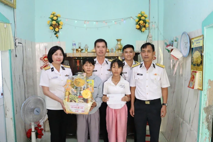 Lữ đoàn 101 tặng quà cho con ngư dân nhận đỡ đầu