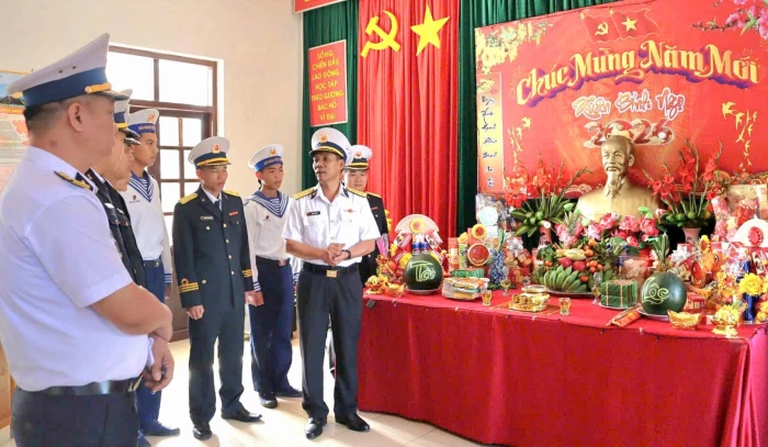 Vùng 4 Hải quân kiểm tra, chúc Tết tại Lữ đoàn 101